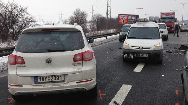 Na Praskm okruhu se srazila tyi osobn auta (25. ledna 2013).