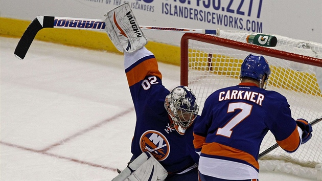 Jevgenij Nabokov z NY Islanders zasahuje v duelu s Tampa Bay, situaci kontroluje jeho spoluhr Matt Carkner.