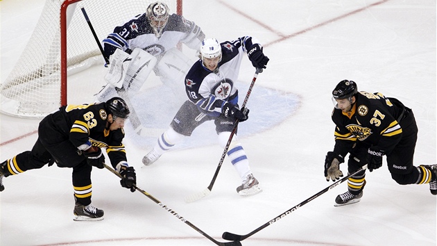 Ondej Pavelec sleduje z branky Winnipegu duel s Bostonem. 