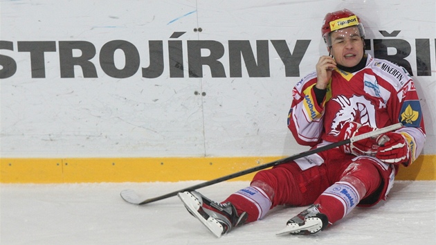 Tineck hokejista Ji Polansk zstal sedt u mantinelu po stetu s vtkovickm protihrem.