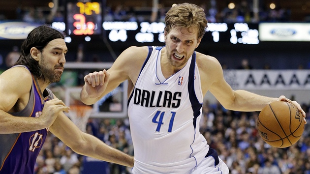 Dirk Nowitzki (vpravo) z Dallasu obchz Luise Scolu z Phoenixu.