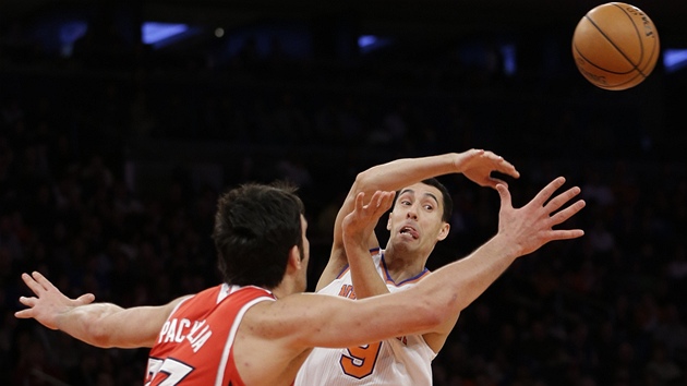 Pablo Prigioni z New Yorku odehrv m z dosahu Zazy Paulji z Atlanty.