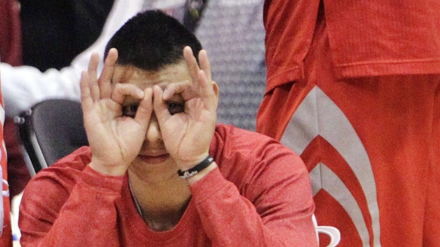 Jeremy Lin z Houstonu Rockets slav trojku svho spoluhre.