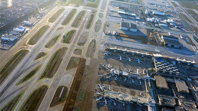 Letit Los Angeles International (LAX)  dráhy a stojánky letadel. LAX je páté...