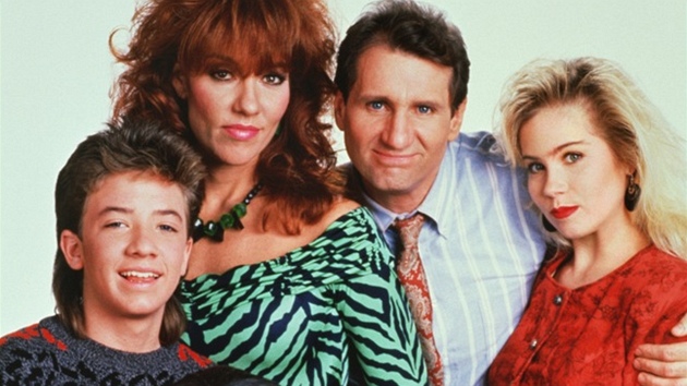 Seril enat se zvazky se poprv objevil na obrazovkch v roce 1987. Pro vechny hlavn pedstavitele byl sitcom odrazovm mstkem v karie. Do t doby mli vichni minimln uplatnn.