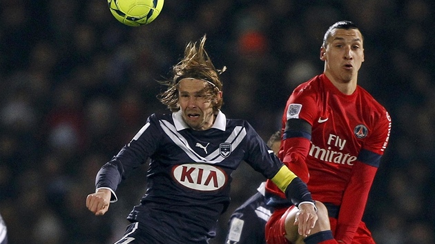 KAPITN PROTI KANONROVI. Jaroslav Plail z Bordeaux (vlevo) v souboji se Zlatanem Ibrahimovicem z Paris Saint-Germain.