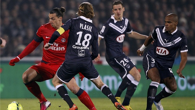 NAHNN STELCE. Jaroslav Plail, kapitn Bordeaux, v souboji se Zlatanem Ibrahimovicem z Paris Saint-Germain (vlevo).
