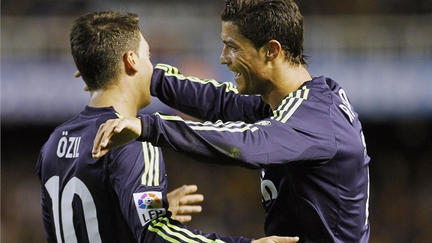 DOKONAL VVOJ. Mesut zil a Cristiano Ronaldo (vpravo) se raduj z jednoho z pti gl Realu Madrid v prvnm poloase zpasu s Valenci.