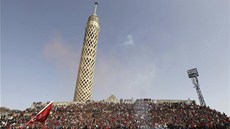 Fanouci káhirského klubu Al Ahlí oslavují rozhodnutí soudu, který odsoudil 21