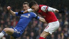 NEVYSTELÍ. Obránce Gary Cahill z Chelsea (vlevo) se snaí zblokovat pokus