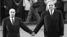 Francouzský prezident Francois Mitterrand (vlevo) a nmecký kanclé Helmut Kohl