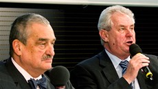 Karel Schwarzenberg a Milo Zeman pi debat prezidentských kandidát