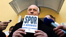 Václav Klaus odchází z Praského hradu. Jet ne své místo penechá Miloi Zemanovi, chce pedstavit svou novou knihu, ml by také pevzít slovenské nejvyí státní vyznamenání. Ilustraní foto