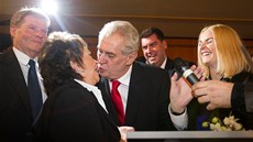 Milo Zeman se líbá s Jiinou Bohdalovou pi oslavách volebního vítzství. (26....
