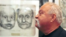 Oldřich Kulhánek při vernisáži své výstavy v olomoucké Galerii Mona Lisa (9. Oldřich Kulhánek při vernisáži své výstavy v olomoucké Galerii Mona Lisa (9.