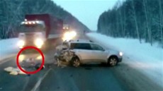 Dítě vypadlo při autonehodě pod kola náklaďáku Dítě vypadlo při autonehodě pod kola náklaďáku
