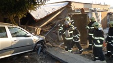 V Buovicích na Vykovsku narazilo osobní auto do garáe a poruilo její