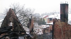 Poár zniil rodinný dm v erveném Kostelci (24. 1. 2013)