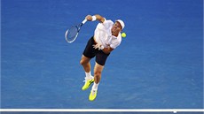 NA PODÁNÍ. Tomá Berdych servíruje ve tvrtfinále Australian Open proti Novaku