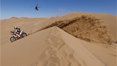 DOLŮ Z DUNY. Ben Grabham z Austrálie s motocyklem KTM ve 13. etapě Rallye Dakar... DOLŮ Z DUNY. Ben Grabham z Austrálie s motocyklem KTM ve 13. etapě Rallye Dakar...