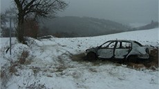 Auto nezodpovdného oféra v poli celé shoelo.