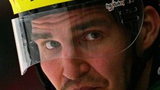 SOUSTŘEDĚNÝ VÝRAZ. Karlovarský útočník Petr Kumstát dává pozor. SOUSTŘEDĚNÝ VÝRAZ. Karlovarský útočník Petr Kumstát dává pozor.