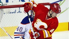 PED BRANKOU. Jií Hudler v dresu Calgary v utkání proti Edmontonu. 