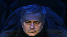 ZAMYLENÝ. Trenér Realu Madrid Jose Mourinho sleduje svj tým. 