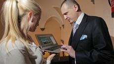 Vít Bárta se přijel do Plzně podívat na zastupitelstvo města, kde se Vít Bárta se přijel do Plzně podívat na zastupitelstvo města, kde se