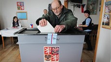 Volby v Hradčanech na jižním Plzeňsku. K urně sem přišel i volič Jiří Zeman. Volby v Hradčanech na jižním Plzeňsku. K urně sem přišel i volič Jiří Zeman.