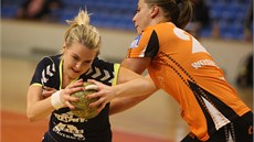 Zlínská házenkářka Leona Šviráková (vlevo) se snaží prosadit přes mosteckou Zlínská házenkářka Leona Šviráková (vlevo) se snaží prosadit přes mosteckou