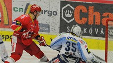 Českobudějovický hokejista Jakub Suja v souboji o puk s Jiřím Trvajem, Českobudějovický hokejista Jakub Suja v souboji o puk s Jiřím Trvajem,