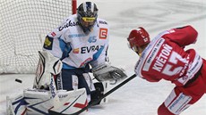 Vítkovický gólman Roman Málek likviduje šanci třineckého Davida Květoně. Vítkovický gólman Roman Málek likviduje šanci třineckého Davida Květoně.