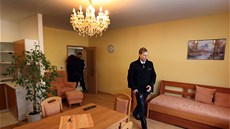 Náměstek hejtmana Marek Pieter provádí jedním z nabízených bytů. Náměstek hejtmana Marek Pieter provádí jedním z nabízených bytů.