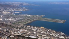 Letit San Francisco International (SFO). Vzletové a pistávací dráhy vybíhají...