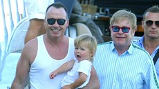 David Furnish, Elton John a jejich syn Zachary (2. srpna 2012)