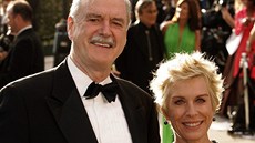 John Cleese a jeho tetí manelka Alyce Faye Eichelbergerová (25. února 2007)