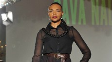 Valerie Campbellová se na Mercedes-Benz Fashion Weeku v Berlín pedvedla coby
