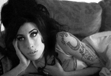 Takhle nakreslil Kelvin Okafor zpvaku Amy Winehouse.