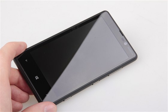 Nokia Lumia 820 je píjemn oblou cihlikou.