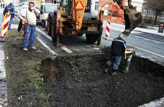 Zemina se nad vodovodním potrubím musela poádn udusat, aby se havárie