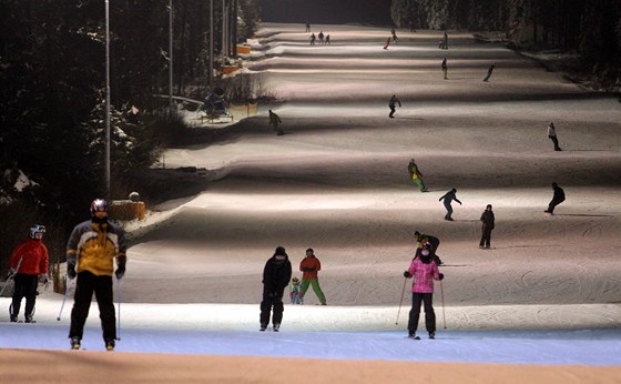 Skiareál Lipno zve na veerní lyování. Za umlého osvtlení se jezdí i na ad...