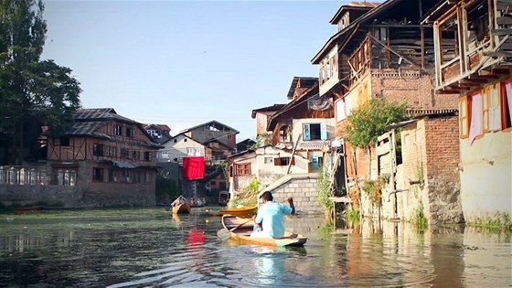 Jezero ve mst rínagar v indické ásti Kamíru.