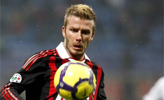 PROTI SVÝM. U v únoru nastoupil David Beckham v dresu AC Milán k prvnímu osmifinále Ligy mistr proti Manchesteru. Doma prohrál 2:3 a te ho eká odveta v Anglii.