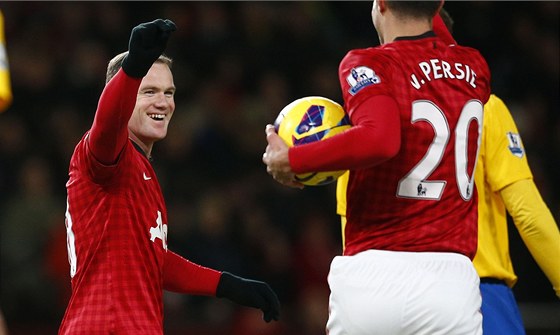 Wayne Rooney z Manchesteru United (vlevo) se raduje s Robinem van Persiem z