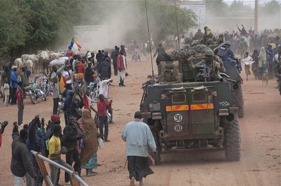 V Mali proti islamistm zasáhla francouzská armáda. Operace, pi ní nasadila i letectvo, je zatím úspná, Francouzi se ale chtjí nejpozdji v beznu stáhnout.