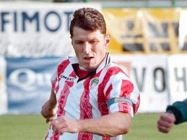 Fotbalista FK Viktoria ikov Jaroslav ilhav (vlevo) pi souboji s Petrem