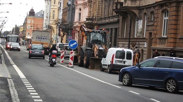 Havrie po cel tvrten dopoledne komplikovala dopravu na velmi frekventovan Olomouck ulici. (31. ledna 2013)