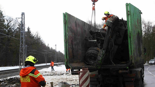 Nedaleko ervenky na Olomoucku se na elezninm pejezdu srazil vlak s popelskm vozem.