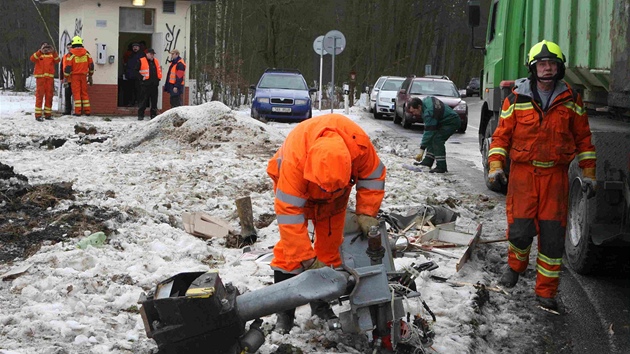 Nedaleko ervenky na Olomoucku se na elezninm pejezdu srazil vlak s popelskm vozem.